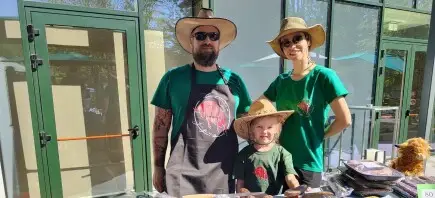 Да възстановим изгорялата ферма на младо семейство